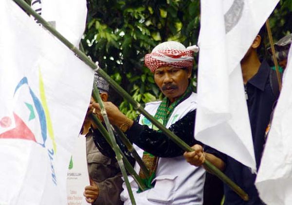 Demo Warnai Sidang Putusan Ariel