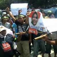 Massa Anti Risma Sebagian Besar Berkaus Not The Others