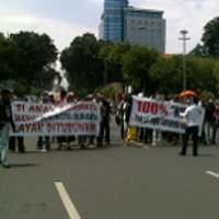 Jalan Yos Sudarso Dikuasai Anti Risma, Lalu Lintas Dialihkan ke Pangsud