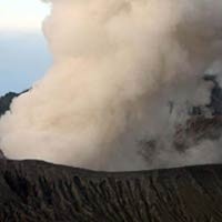 Gunung Bromo Lontarkan Material Pijar Sejauh 300 Meter