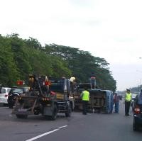 Truk Terguling di KM 12 Tol Jagorawi, Lalin Cibubur-TMII Tak Bergerak