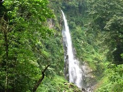Berpetualang di Curug Lawe