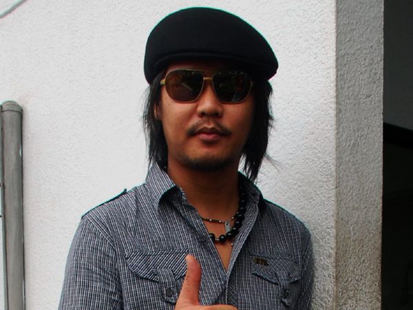 Ernest Cokelat Bertopi Pet