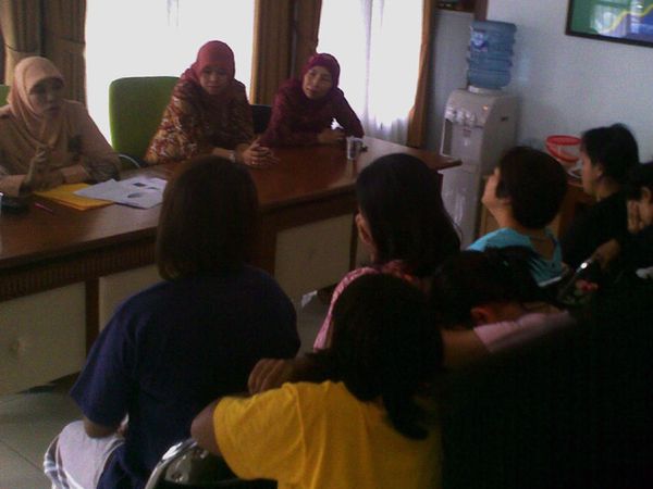 11 TKI Bermasalah Pulang ke Rumah