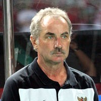 Riedl: Tampil Agresif dan Hindari Bola Atas