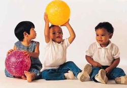 Kapan Balita Mulai Senang Gaul?