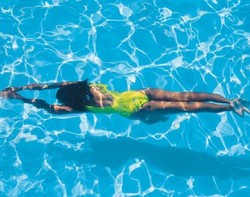 Berenang di Air Dingin Bisa Turunkan Berat Badan