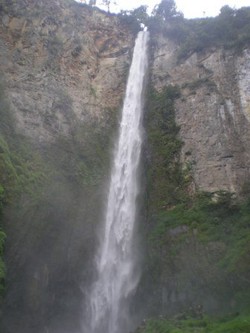 Mengagumi pesona air terjun Sipiso-piso