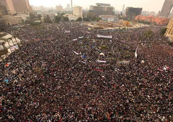 Warga Mesir Tumplek di Tahrir Square