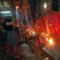 Klenteng Tjokro Ramai Diserbu Warga Tionghoa