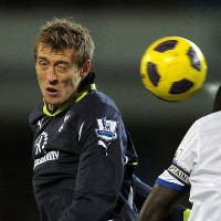 Tandukan Crouch Menangkan Spurs