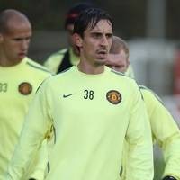 Gary Neville Gantung Sepatu