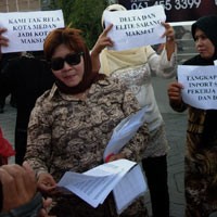 Ibu-ibu Pengajian Demo Delta Spa di Medan