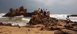 Sawarna: Keindahan Pantai dan Karang
