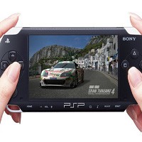 Asyik Main PSP, Bocah Jatuh ke Rel Kereta 