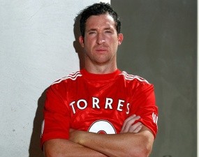 Fowler Mencibir dengan Mengenakan Kaus Torres