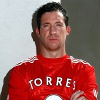 Fowler Mencibir dengan Mengenakan Kaus Torres