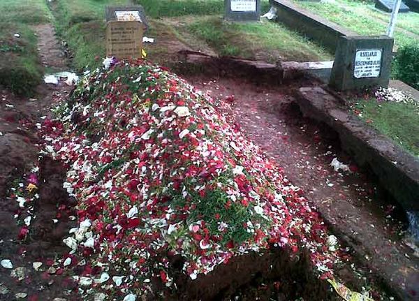 Jenazah Adjie Massaid Dimakamkan