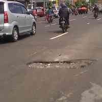 Hati-hati Lubang di Jalan Bubutan