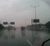 Hati-hati! Jarak Pandang Kendaraan Terbatas Karena Hujan