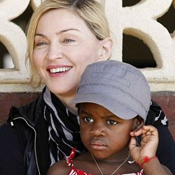 Madonna Akan Dituntut Keluarga Anak Angkatnya