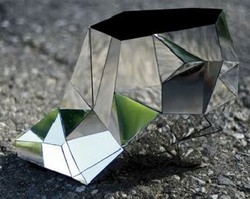 Wow, Ada Sepatu Terbuat Dari Kaca