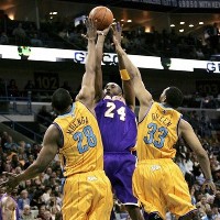 Lakers Bungkam Hornets