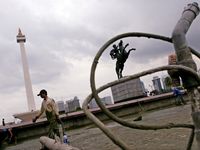 Lumpur Hijau di Kolam Monas Dibersihkan