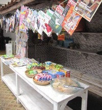 Asyiknya Nongkrong Sambil Makan Jajanan Warung dan Gerobak