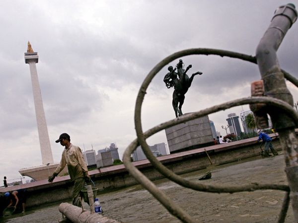 Lumpur Hijau di Kolam Monas Dibersihkan