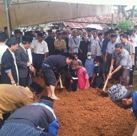 Pemakaman 2 Jenazah Ahmadiyah Dijaga Ketat Polisi