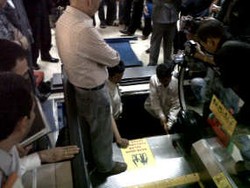   Pengunjung Pasar Pagi Mangga Dua Kerumuni Sidang Anak Terperosok Eskalator 