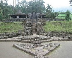 Menjelajah Keunikan Candi Cetho, Jawa Tengah