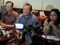 Adang Jelaskan Sakit Nunun