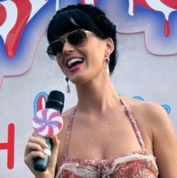 Katy Perry Sempat Gelisah Punya Payudara Besar
