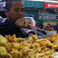 Pedagang Gorengan Terpukul Kenaikan Harga Cabai dan Tahu