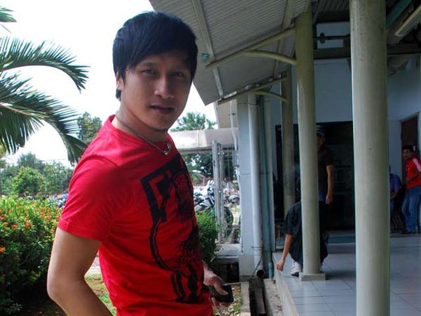 Arie Untung Bergaya Kocak