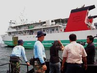 TNI AL Evakuasi Penumpang KM Selvia