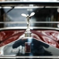 Kenang Spirit of Ecstasy, 100 Rolls-Royce Turun ke Jalan