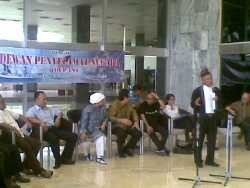 Revolusi Menggema di Gedung DPR
