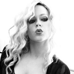 Tinggalkan Gaya Skater, Avril Lavigne Seksi di Vanity Fair