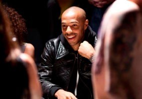 Henry Divideokan Sedang Mengintip Seorang Perempuan
