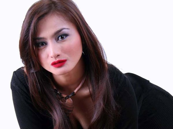 Bibir Merah Debby Ayu