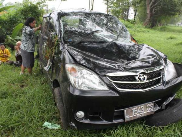 Avanza Jungkir Balik di Tol Sidoarjo