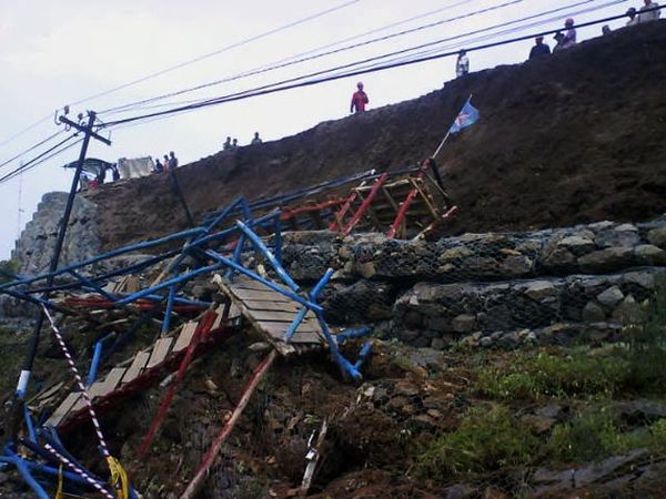 Tanggul Penahan Lumpur Lapindo Ambrol