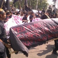 Massa Penjara Lempari Gedung Sate dengan Telur Busuk