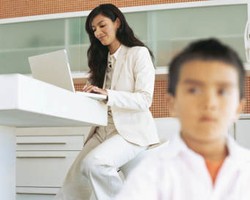 Anak yang Ditinggal Ibunya Bekerja, Mudah Gemuk?