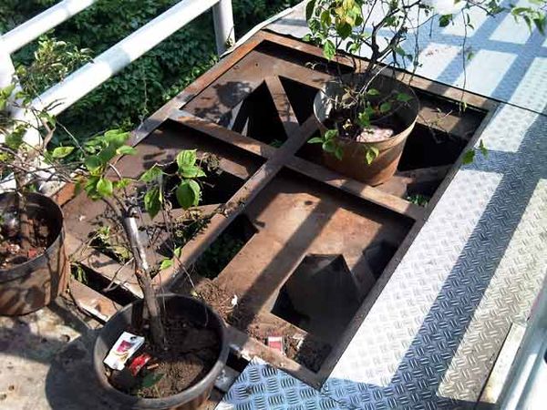 Awas! Lubang Menganga di JPO Dukuh Atas 