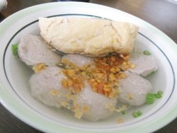 Makan Bakso Mercon di Dalam Kampus