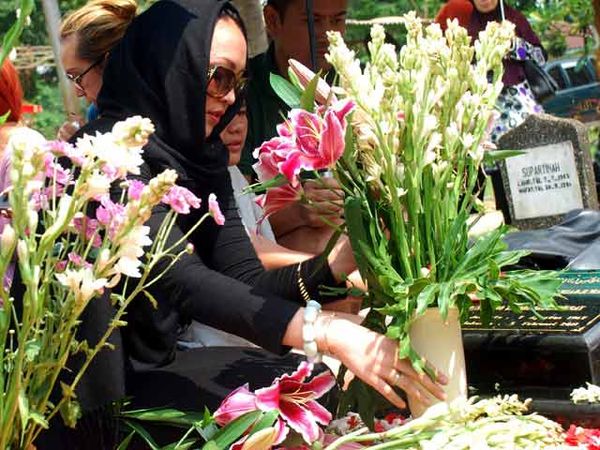 Angie Ziarah Ke Makam Adjie